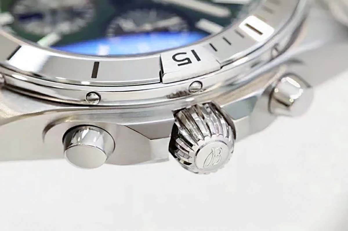GF厂复刻版百年灵机械计时B01系列绿色表盘腕表做工细节如何