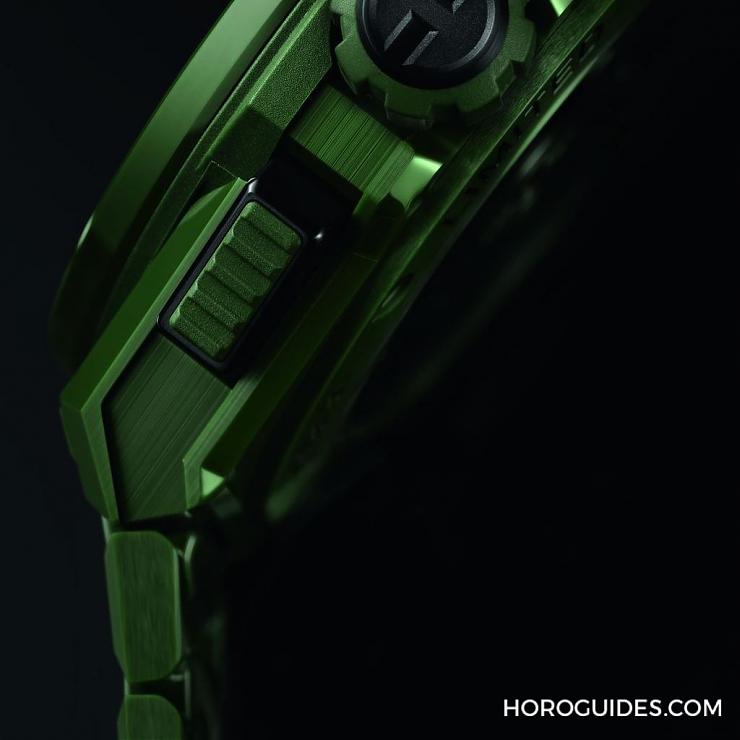 HUBLOT - 穿出正装清爽感 HUBLOT Big Bang Integrated彩色陶瓷链带计时码表