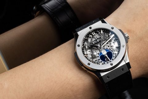 月与镂空奇幻之境｜Hublot经典融合系列月相镂空腕表
