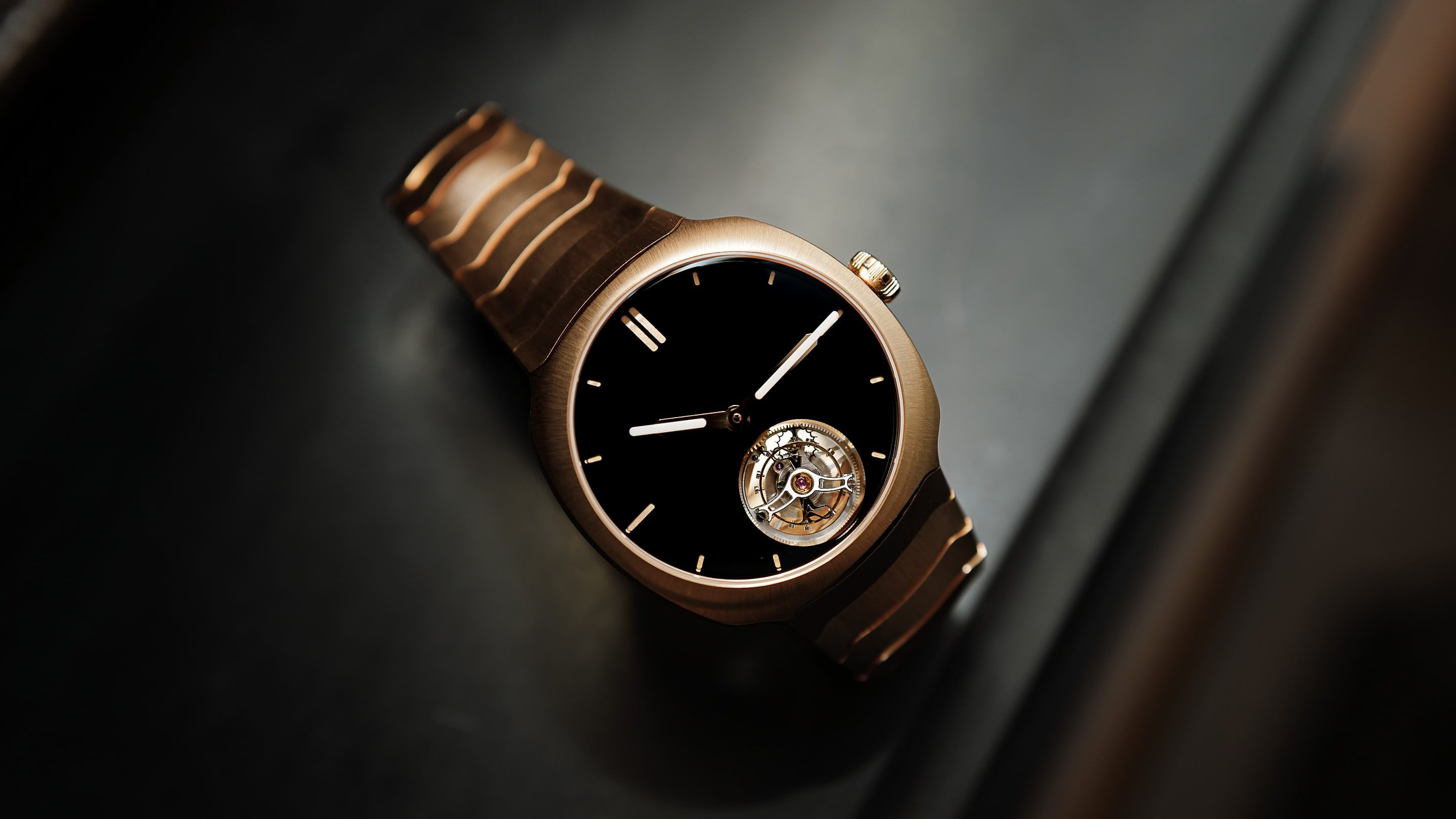 H. Moser & Cie. Streamliner Tourbillon Vantablack推出Seeing Red Gold