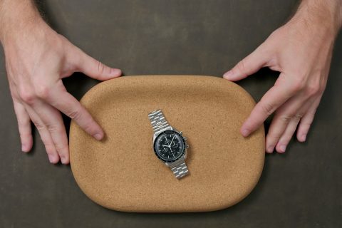 搭载最新欧米茄超霸月球表 Calibre 3861的规格表漂浮在太空中