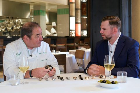 与烹饪偶像 Emeril Lagasse交谈的手表，Bam！