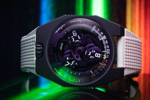 介绍Urwerk 为最新的 UR-100V 带来生动的紫罗兰色和更新的机芯