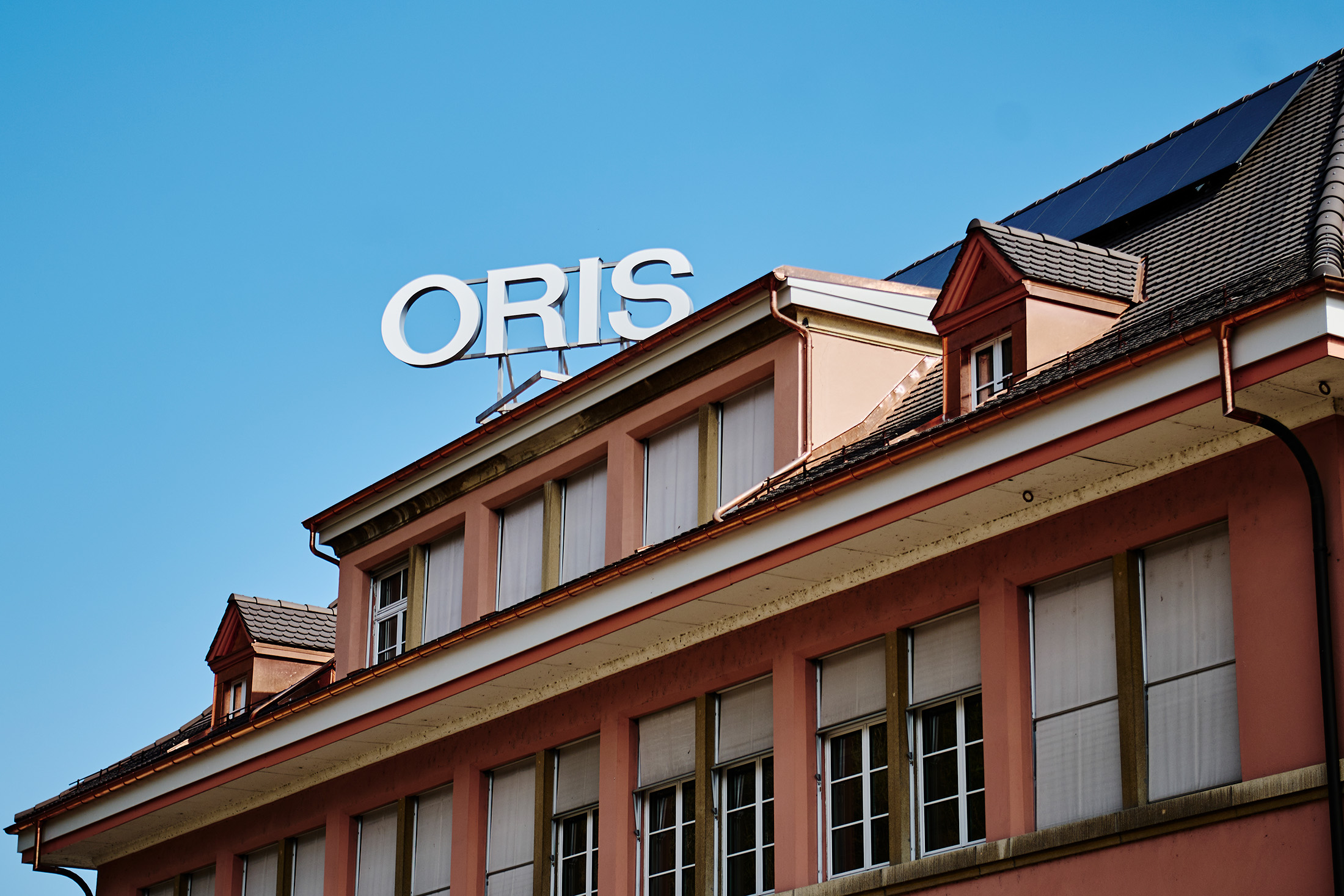 白天，他们办公楼屋顶上的 Oris 标志