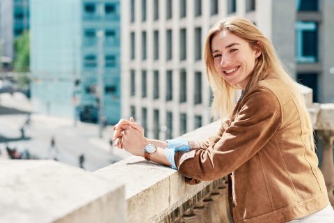 Four + One菲利普斯的下一件大事克拉拉·凯西 (Clara Kessi) 的时尚精致手表