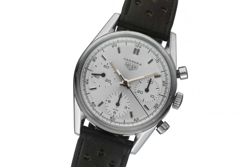 于1964年推出的Heuer Carrera腕表，当时是采用著名的银色单色表盘，搭载三个夜光