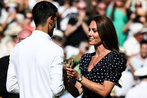 观看发现凯特米德尔顿将温布尔登奖杯分发给穿着卡地亚蓝气球的诺瓦克德约科维奇