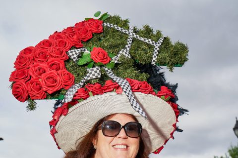 照片报道肯塔基赛马会的帽子、西装和手表