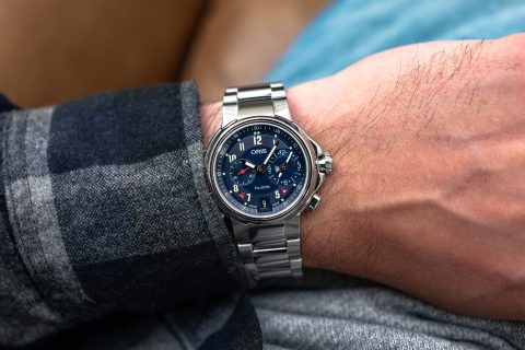 使用 Oris Holstein 2022 年版“全钢”手动按下世界计时怪异按钮