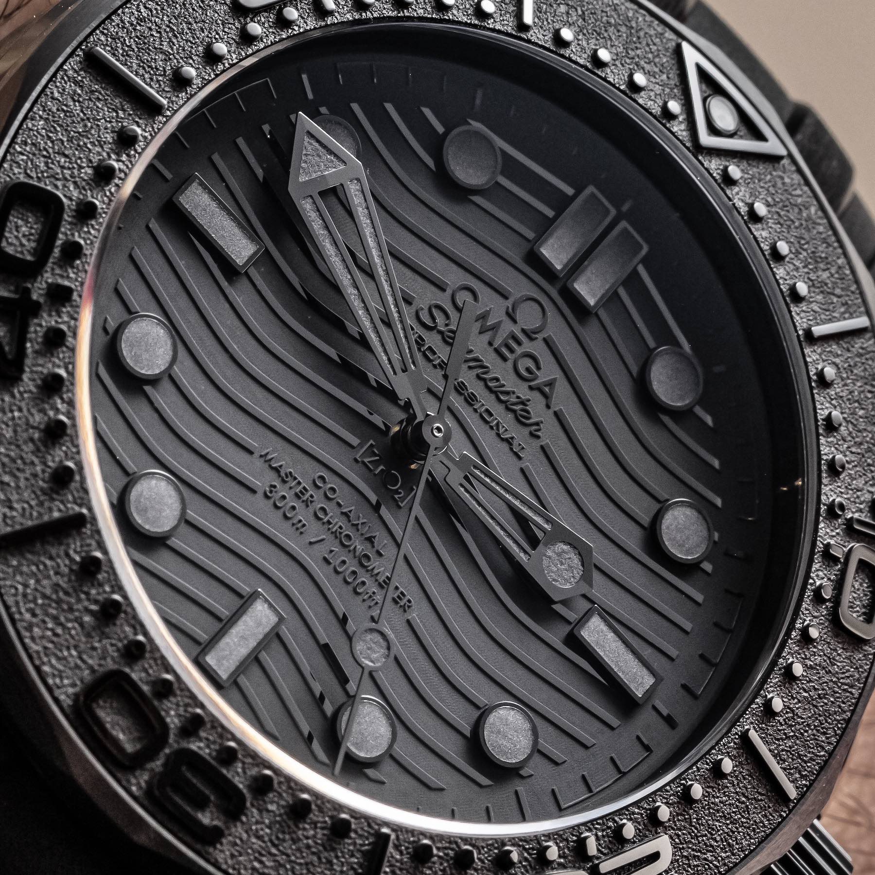 动手首次亮相：欧米茄海马潜水员 300M 黑色黑色陶瓷腕表