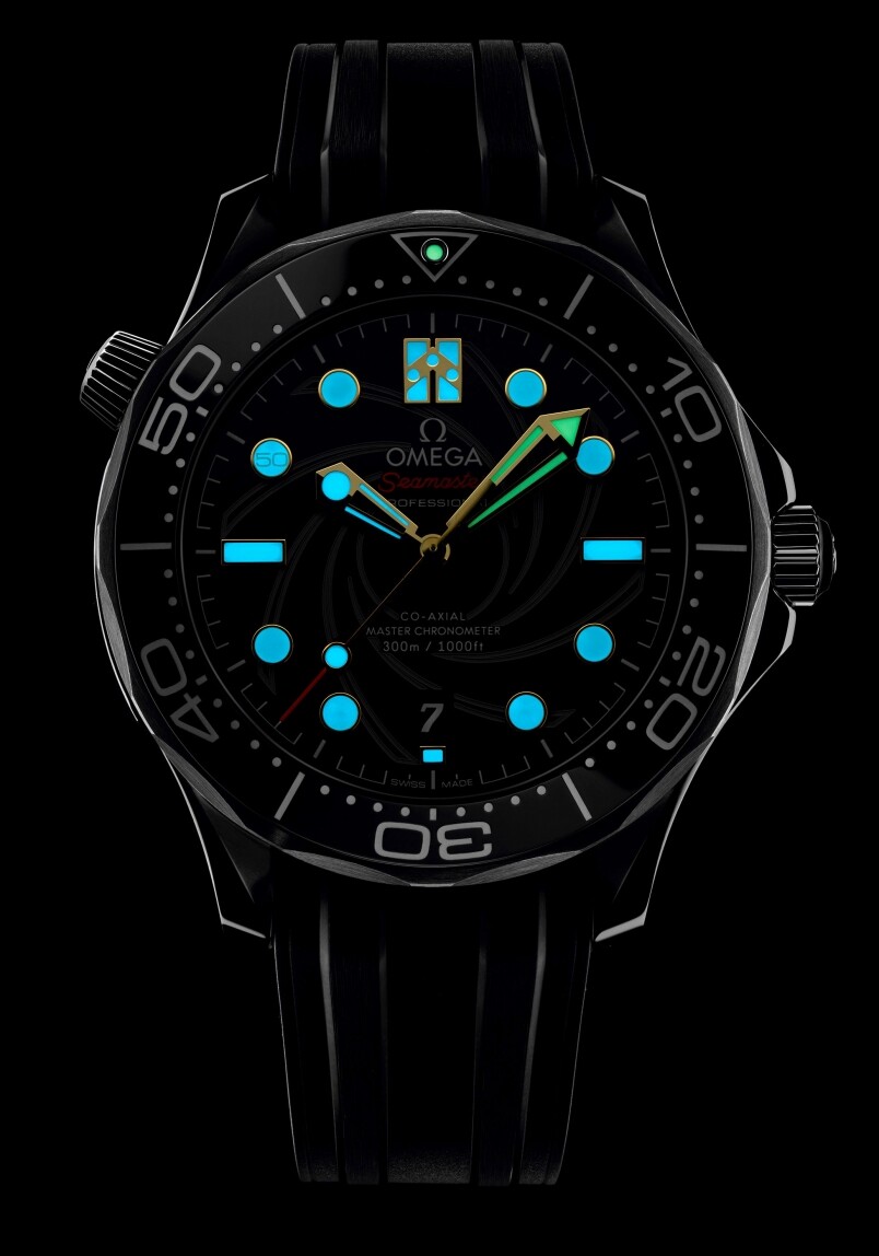 当腕表在夜晚或暗黑环境之中，时标与时针会呈现蓝色夜光颜色，而分针