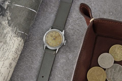 复古手表1930 年代的欧米茄“三叉戟”、1950 年代的 Vulcain Cricket 和 1950 年代的 Girard-Perregaux Gyromatic