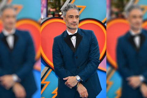 观看发现Taika Waititi 穿着 Cartier Santos 出席“雷神：爱与雷霆”的首映式