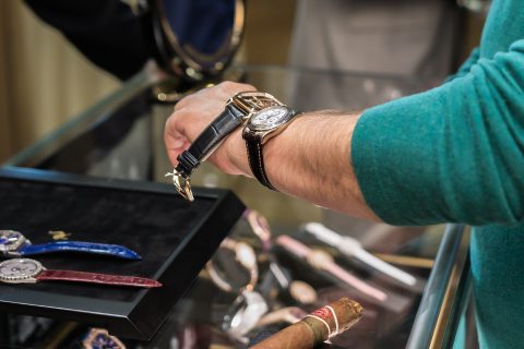 问观众：你一年买多少表？