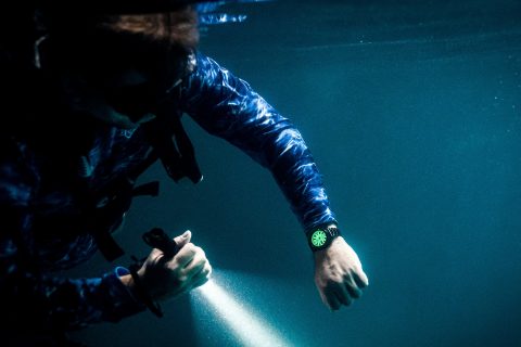 亲手为市民最黑暗的潜水员点亮一盏灯
